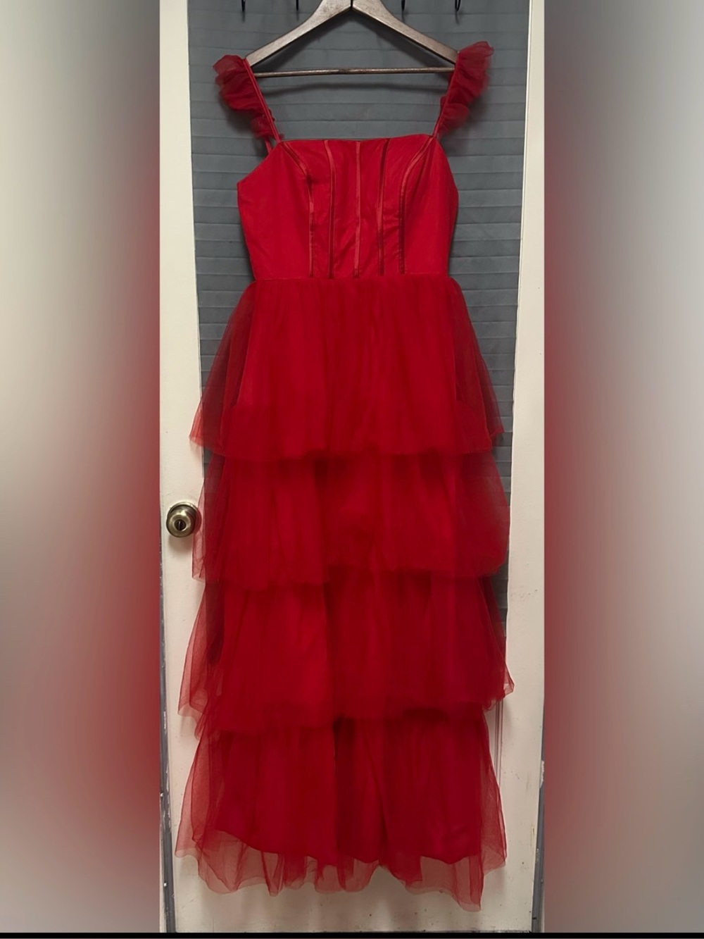 Red tulle dress features a sweetheart neckline, corset bodice size 6